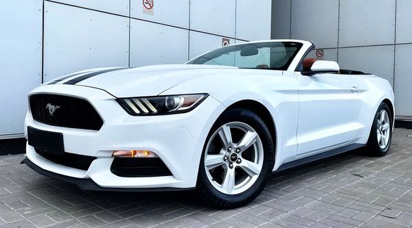 Ford Mustang GT белый