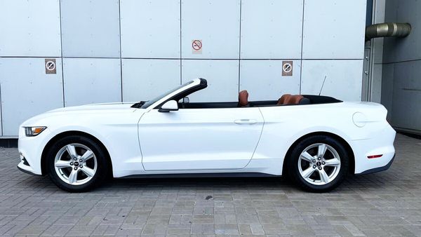 Ford Mustang GT белый