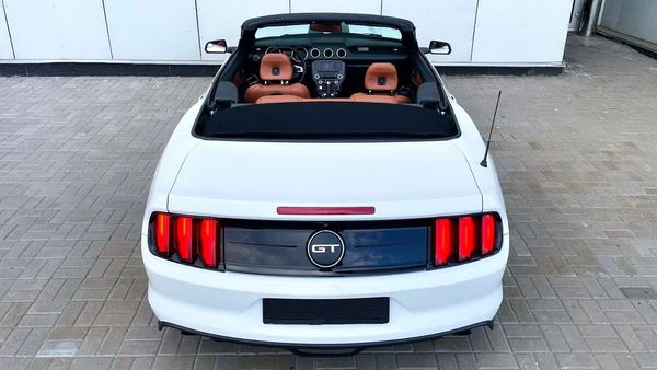 Ford Mustang GT белый