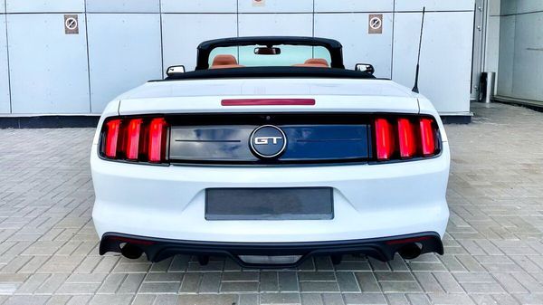 Ford Mustang GT белый