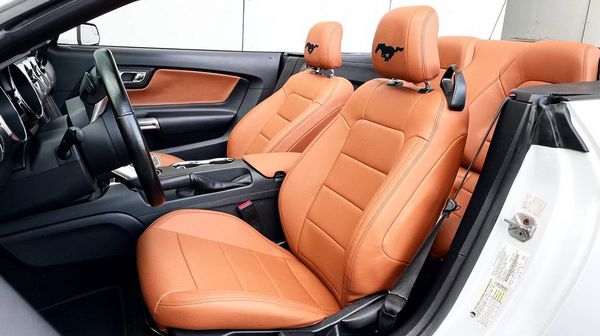 Ford Mustang GT белый