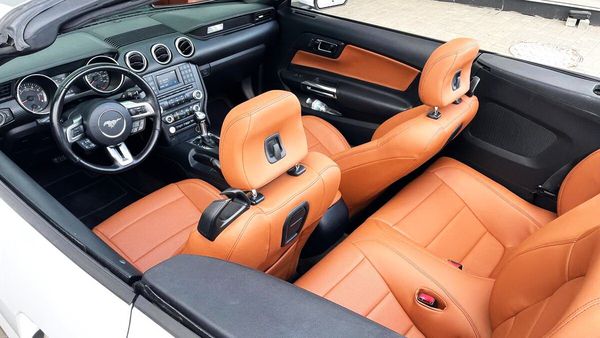 Ford Mustang GT белый