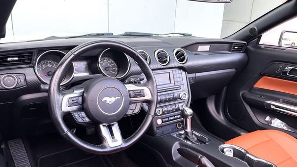 Ford Mustang GT белый