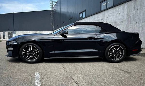 Ford Mustang GT черный