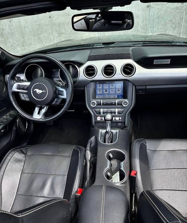 Ford Mustang GT черный